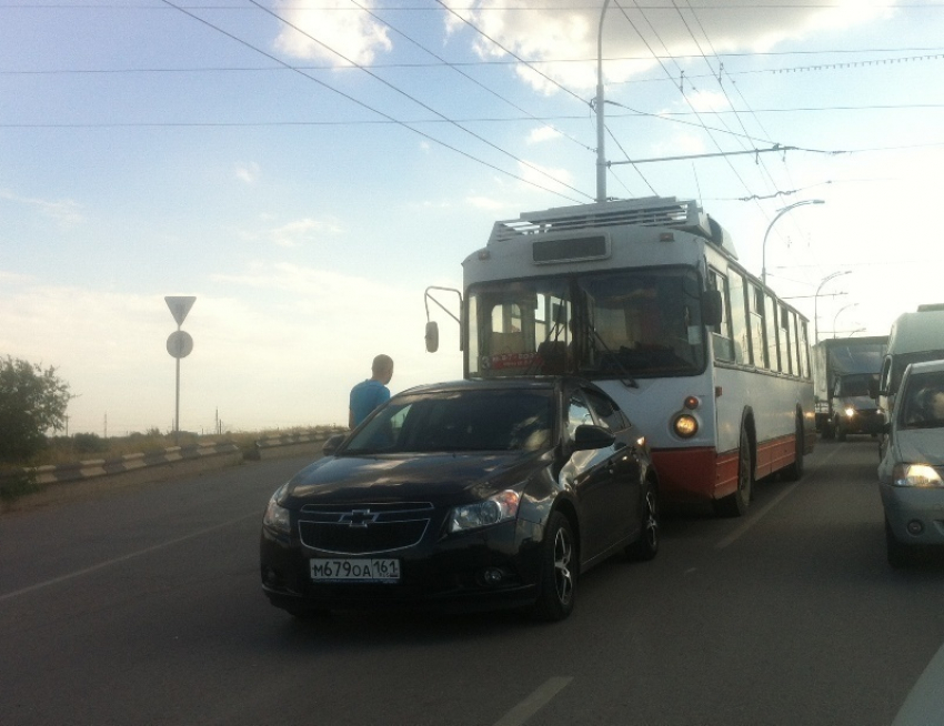 В Волгодонске на путепроводе столкнулись троллейбус и «Chevrolet», или Какой час пик без ДТП?