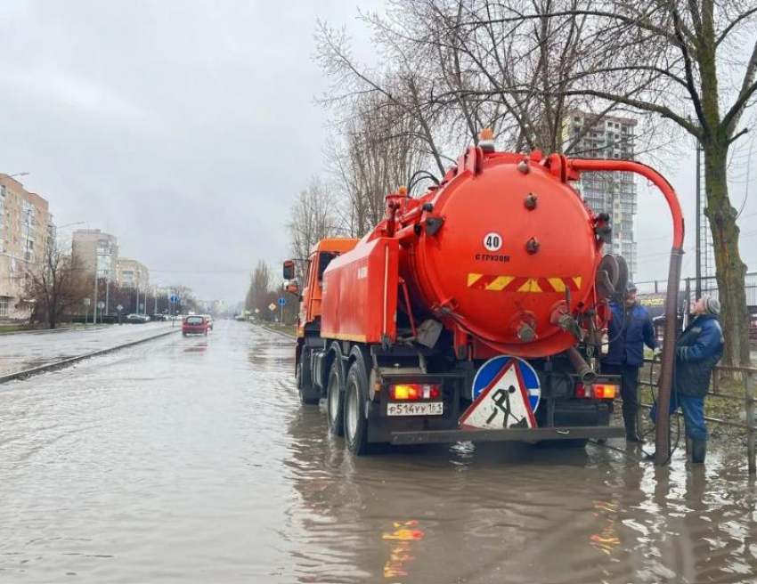 Коммунальщики Волгодонска осушают ливневые канализации города от луж