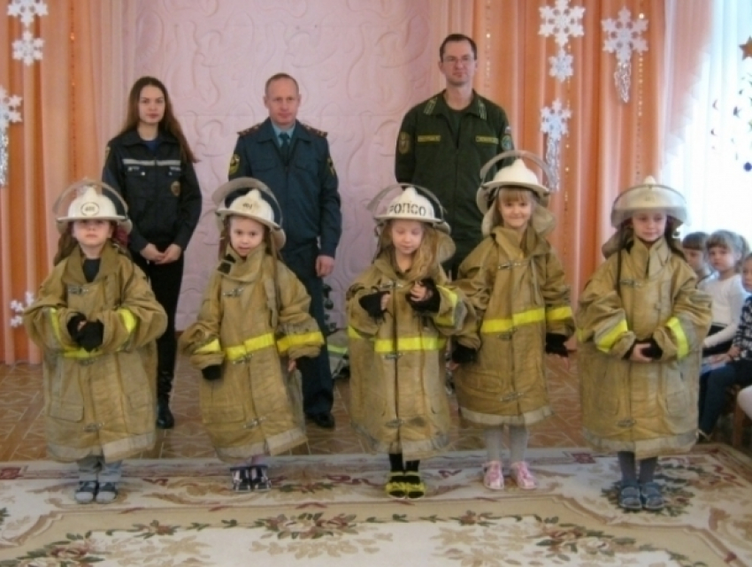 Сотрудники МЧС Волгодонска дали померить детям униформу и напомнили им о пожарной безопасности