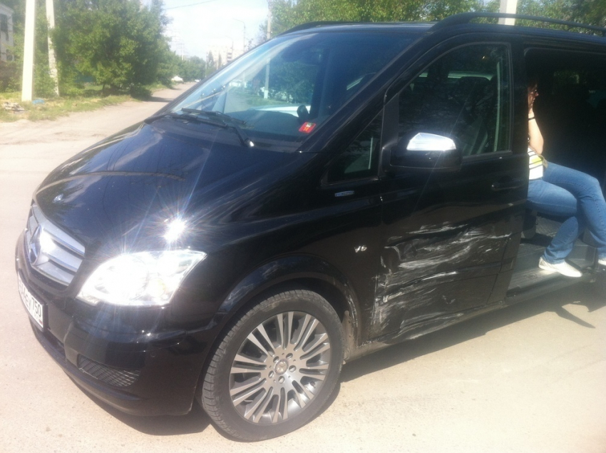 В Волгодонске неудачный маневр автоледи на «Мерседесе» привел к столкновению с «Маздой СХ-7»