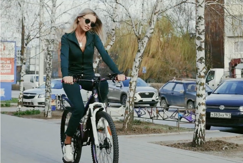 Блондинка из «Блокнота» пересела с машины на велосипед