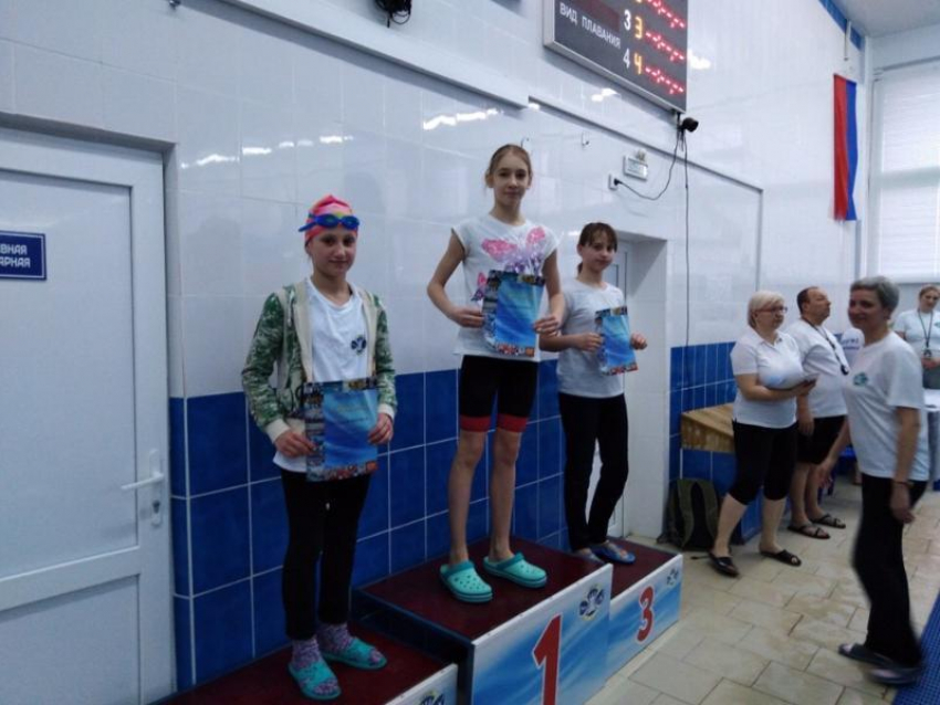 Новые рекорды установили спортсмены в соревнованиях по плаванию в Волгодонске