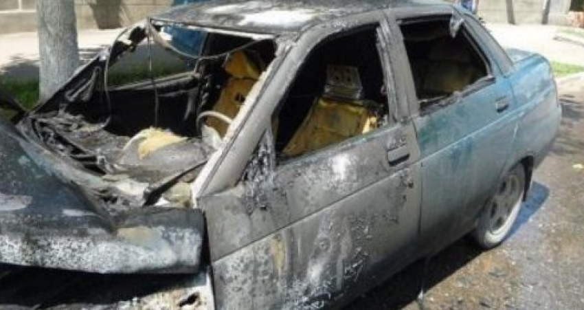 Припаркованный в гараже ВАЗ сгорел дотла в Волгодонском районе