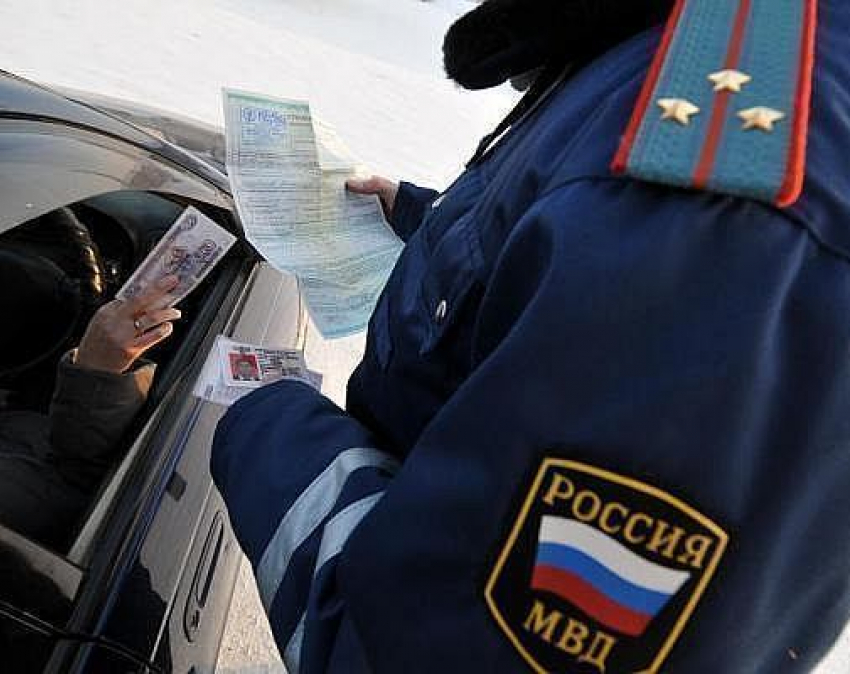 Экс-начальник ГИБДД Морозовска пойдет под суд за взятку
