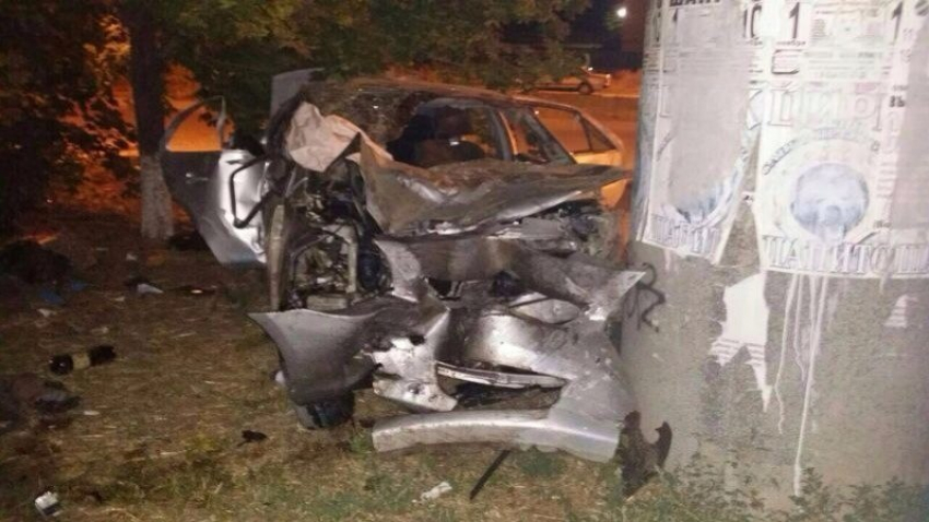 В Волгодонске пьяный водитель врезался в припаркованную на дороге иномарку, а затем в дерево— есть пострадавшие (ФОТО)