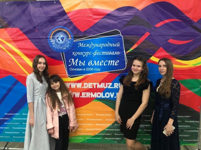 Юные звездочки из Волгодонска успешно выступили на вокальном конкурсе