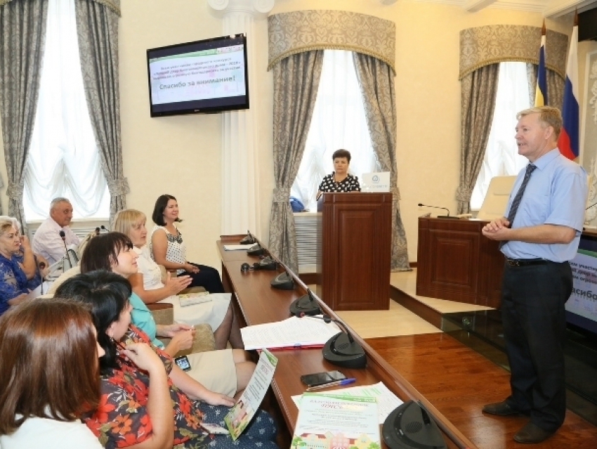 В администрации Волгодонска наградили победителей очередного конкурса по благоустройству домов