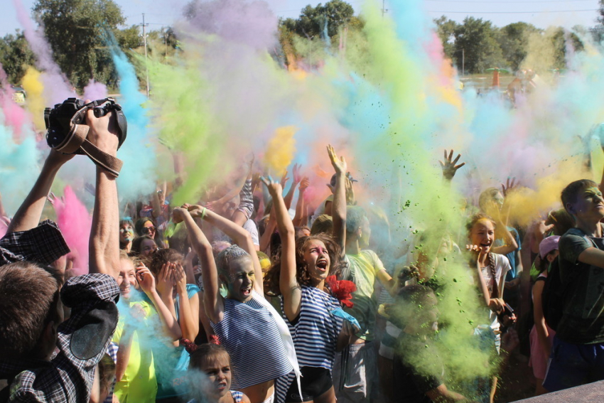 Фестиваль красок Холи в станице Романовской собрал около 1000 волгодонцев
