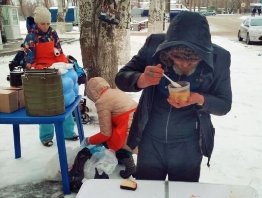 Раз в неделю волонтеры Волгодонска кормят всех нуждающихся бесплатной едой
