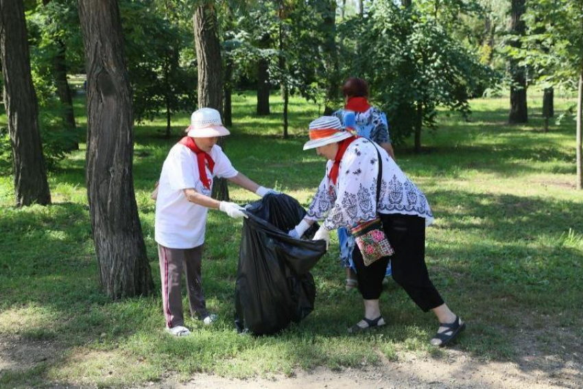 Представители старшего поколения избавили сквер «Юность» от мусора