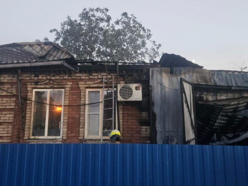 Мужчина руками пытался вытолкнуть из гаража горящую машину