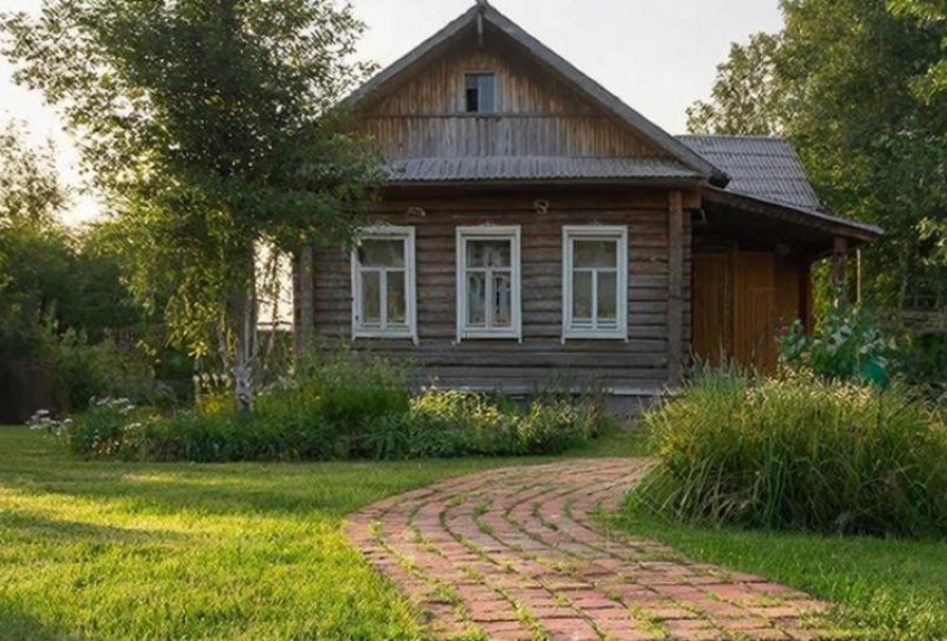 Дорожка из старого кирпича или деревянного спила: лайфхаки для дачников к началу сезона