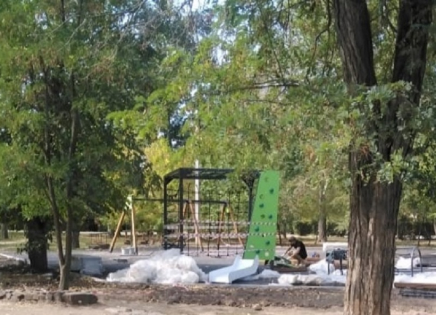 В сквере «Юность» активно ведутся работы по сооружению новой детской площадки 