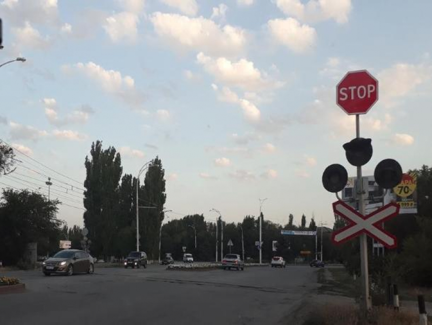 На железнодорожных переездах в Волгодонске светофоры возобновят работу 
