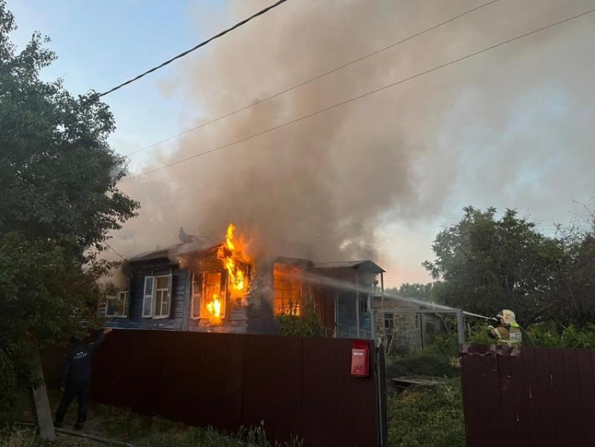 Пожилая мать и сын погибли в страшном пожаре в Мартыновском районе 