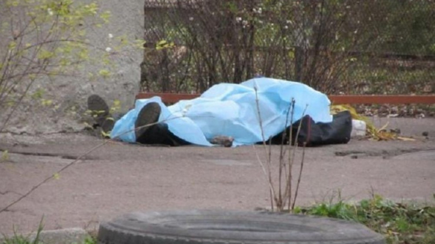 22-летнего парня нашли мертвым возле многоэтажки в центре Волгодонска