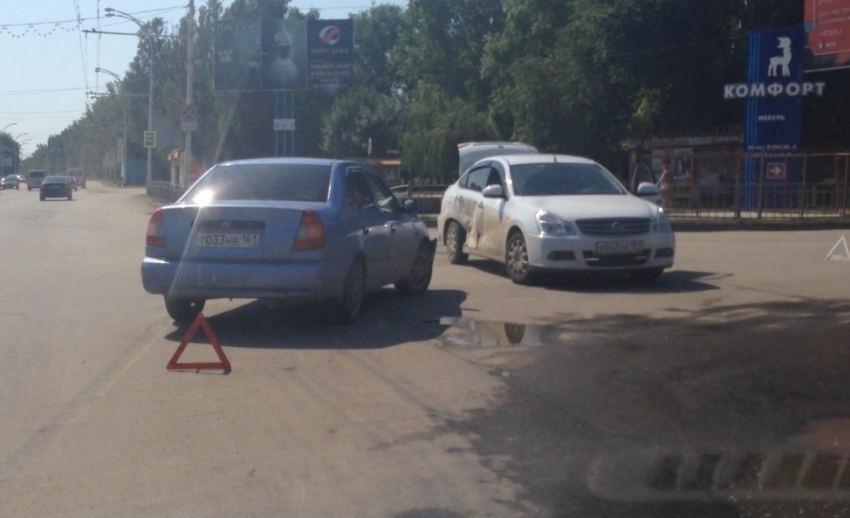 «Таксист-подрезала» на «Ниссан Альмера» попал в ДТП у волгодонского вокзала