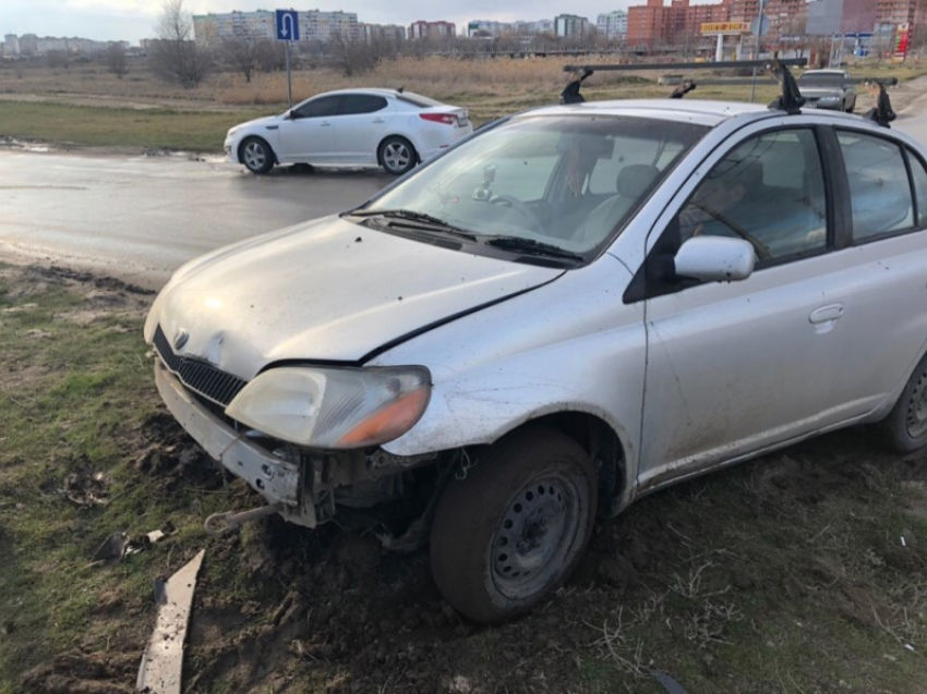 Пьяный водитель «Тойоты» забыл повернуть и влетел на газон на Жуковском шоссе