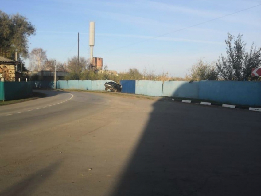 ВАЗ-21099 влетел в забор в станице Романовская Волгодонского района