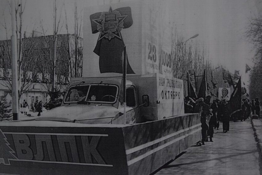 Волгодонск прежде и теперь: парад в революционный праздник на Ленина