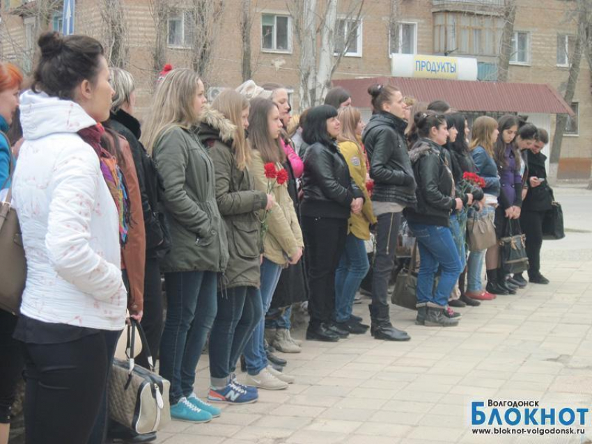 У памятника Максиму Горькому собрались школьники и студенты