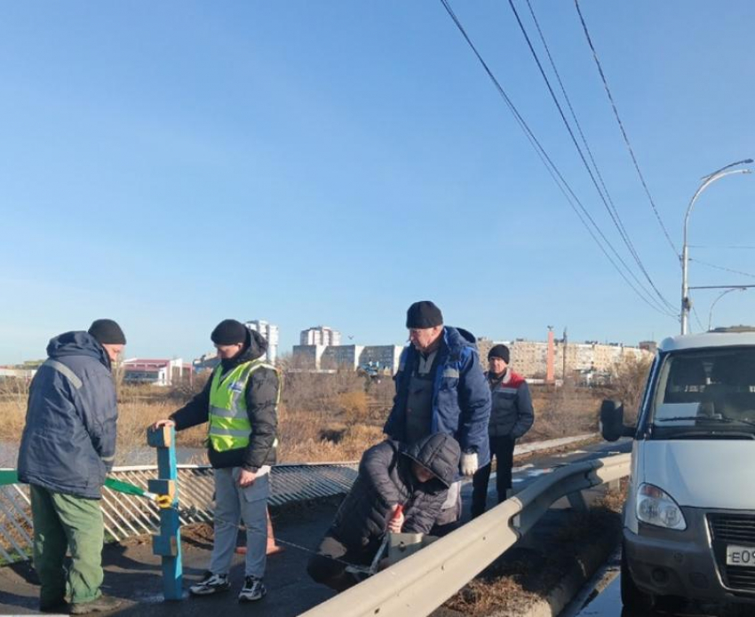 Упавшее ограждение пешеходной дорожки на мосту оперативно восстановили