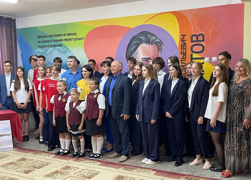 Отец атомной бомбы теперь приветствует учеников: в школе Волгодонска открыли мурал