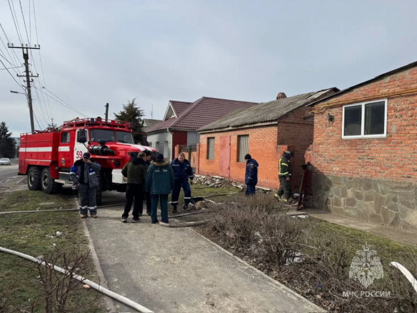 Два человека погибли при пожаре в частном доме в Константиновске