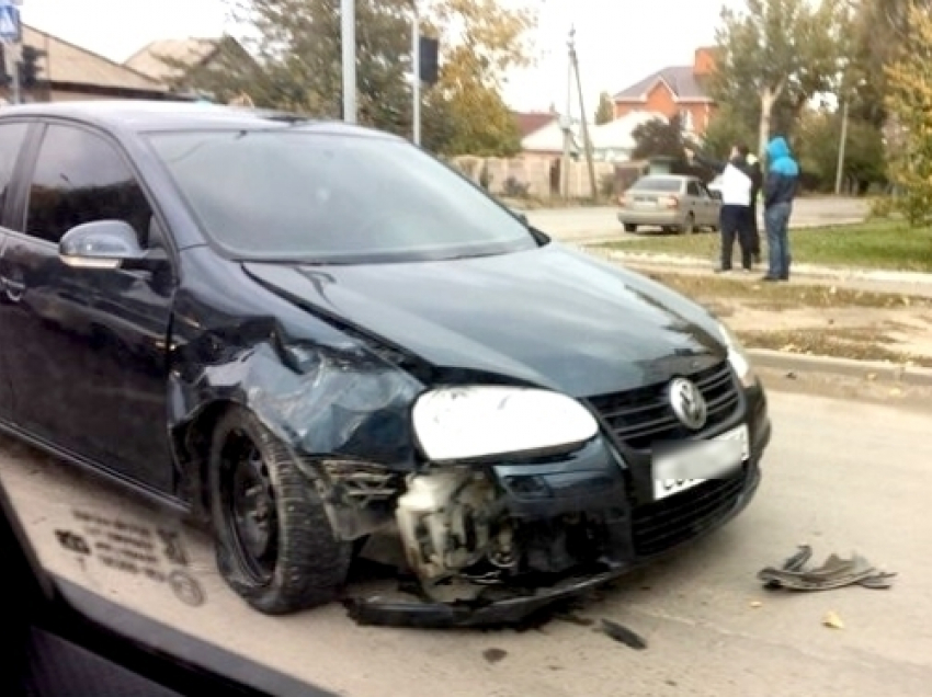 В Волгодонске водитель пытался «проскочить» на красный и протаранил «Фольксваген»