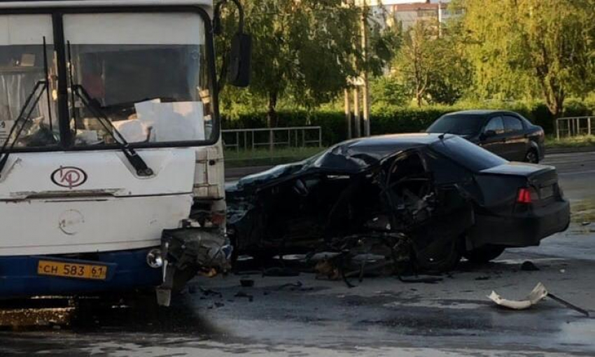 "Дэу Нексиа» разворотило после столкновения с автобусом в Волгодонске 