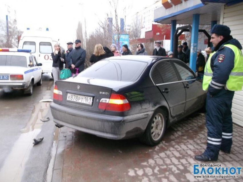 В Волгодонске в результате ДТП в районе рынка «Метелица» «БМВ» влетел в остановку