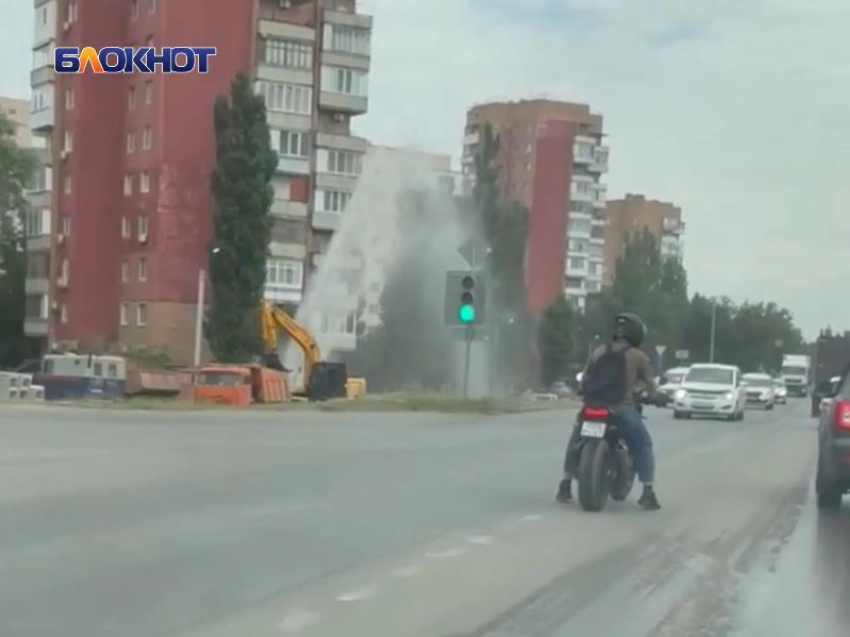 Огромный коммунальный фонтан забил на улице Степной в Волгодонске 