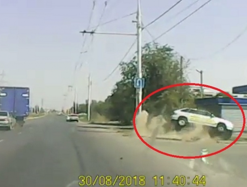 Момент «полета» такси на Жуковском шоссе запечатлел видеорегистратор