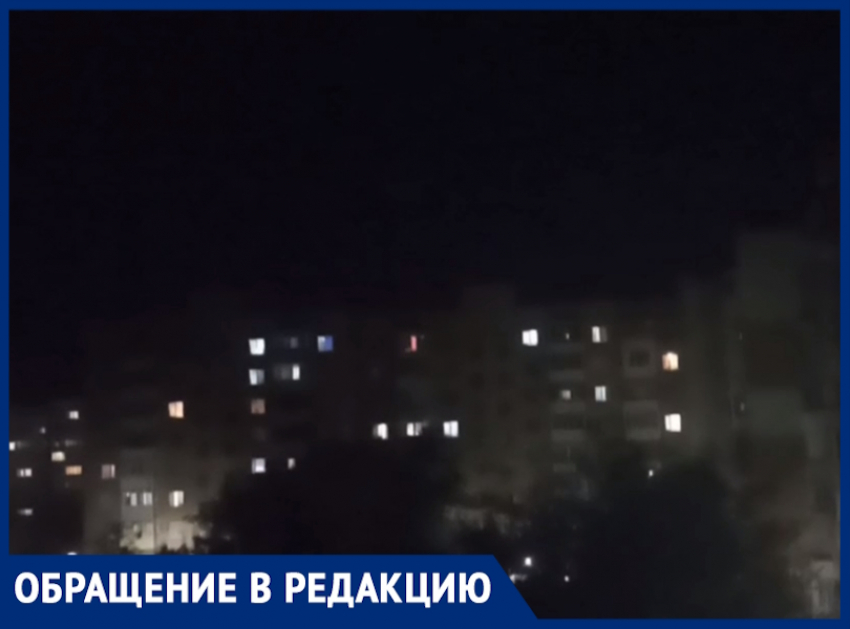  «Раньше играли в домино, а теперь в литрбол»: поющие алкоголики захватили двор с детской площадкой на В-8