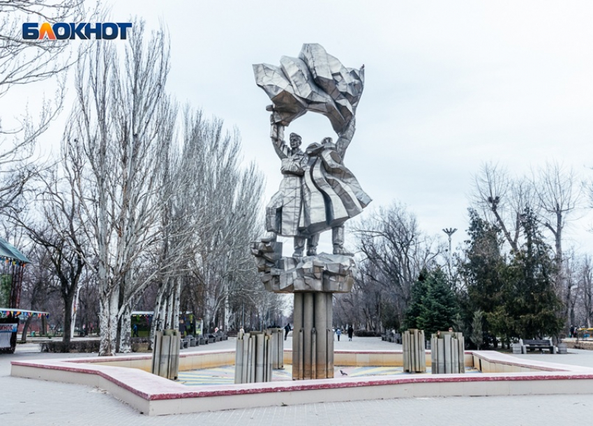 Где в Волгодонске солдаты стоят на обломках свастики