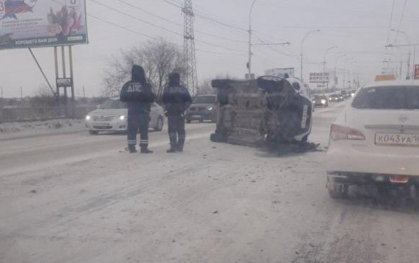«Мицубиси» перевернулся на мосту после удара об отбойник в Волгодонске 