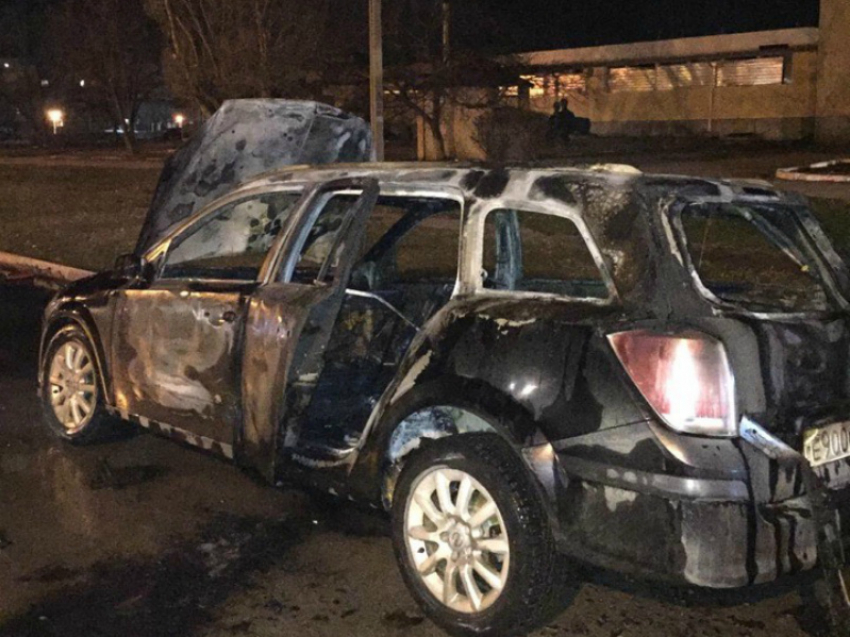 «Опель Астра» сгорел дотла в квартале В-16 в Волгодонске 