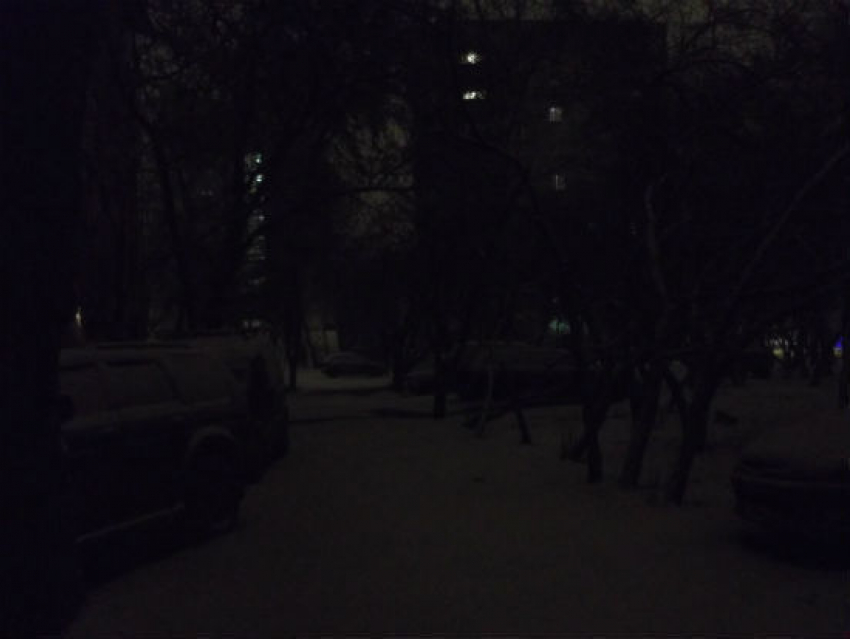 В Волгодонске строители поспешили встретить Новый год и забыли поставить фонарный столб