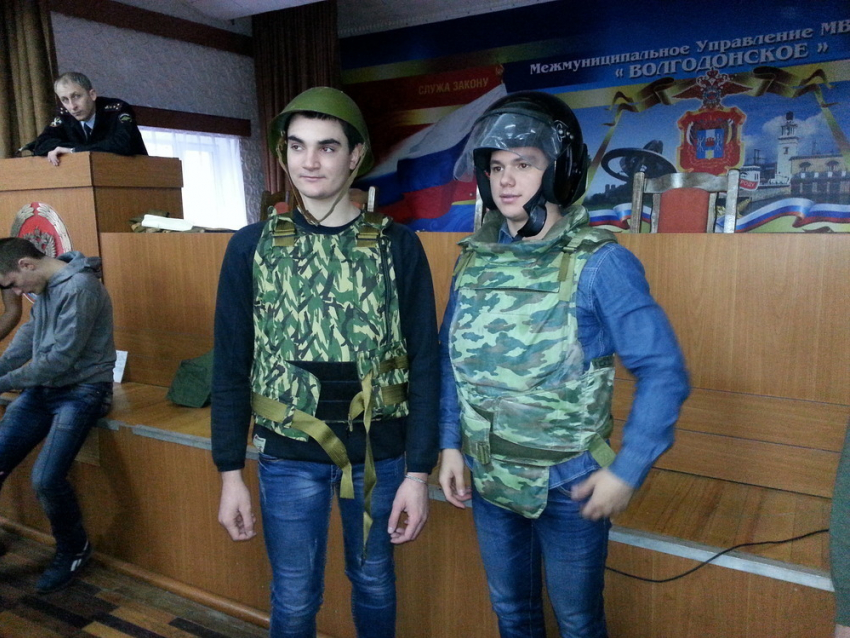 В Волгодонске полицейские своеобразным способом поздравили студентов с праздником