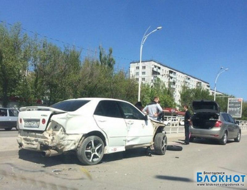 В Волгодонске водитель «Альтезы», чтобы не сбить бабушку, врезался в отбойник