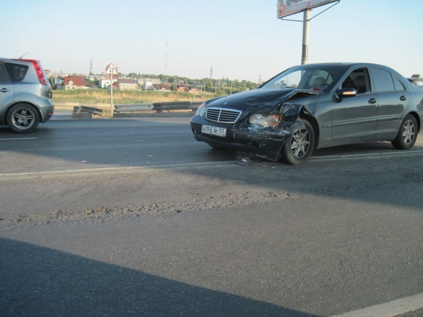 В Волгодонске на путепроводе произошло ДТП с участием автомобилей «Hyundai» и «Mercedes»