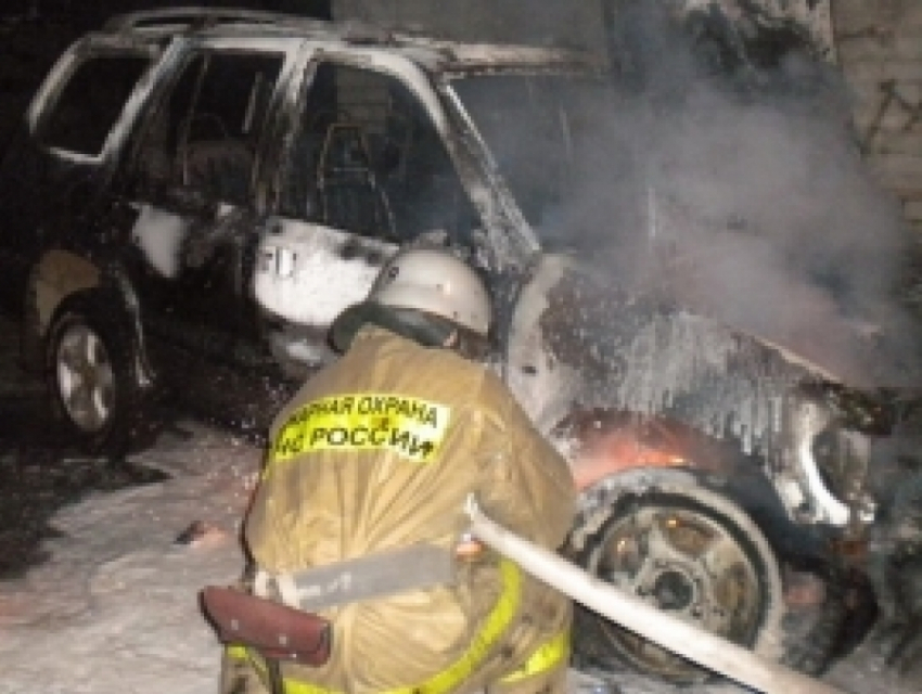 «Форд Фокус» выгорел дотла в гараже в центре Волгодонска