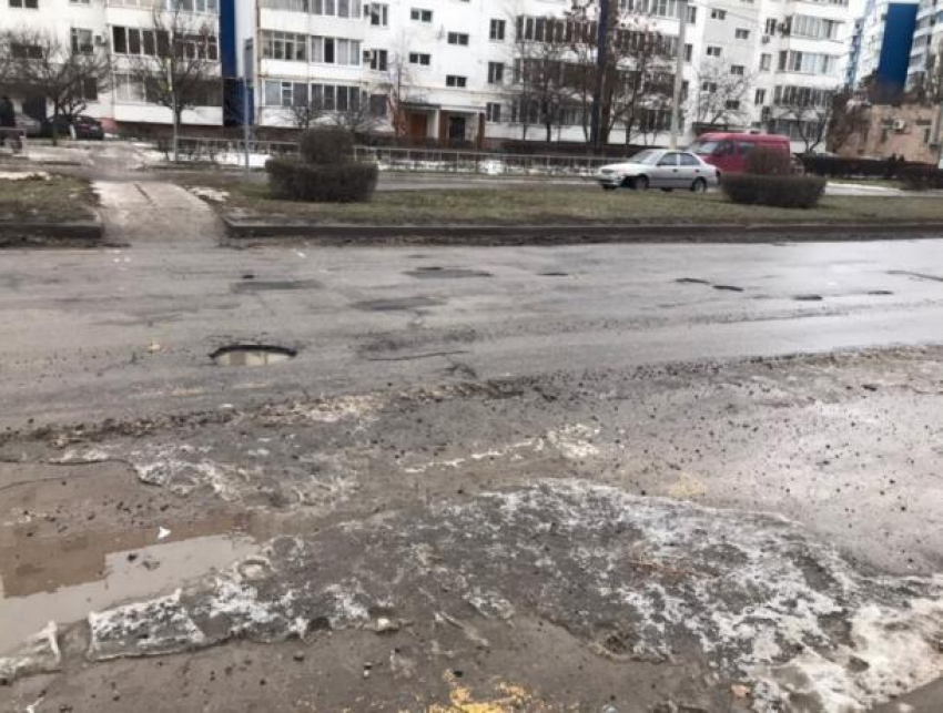 Вместе со снегом в Волгодонске на улице Гагарина сошло дорожное покрытие