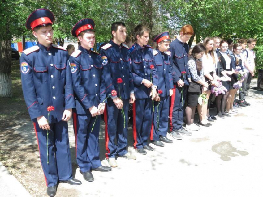 Юные казаки Волгодонска возложили цветы к братской могиле 
