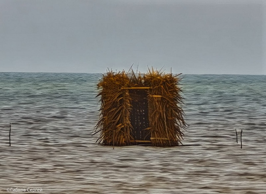 Странные шалаши и сторожевые башни на воде были обнаружены при понижении уровня Цимлянского водохранилища в Волгодонске