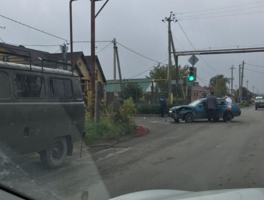 Трактор и две «десятки» не разъехались на перекрестке в Волгодонске