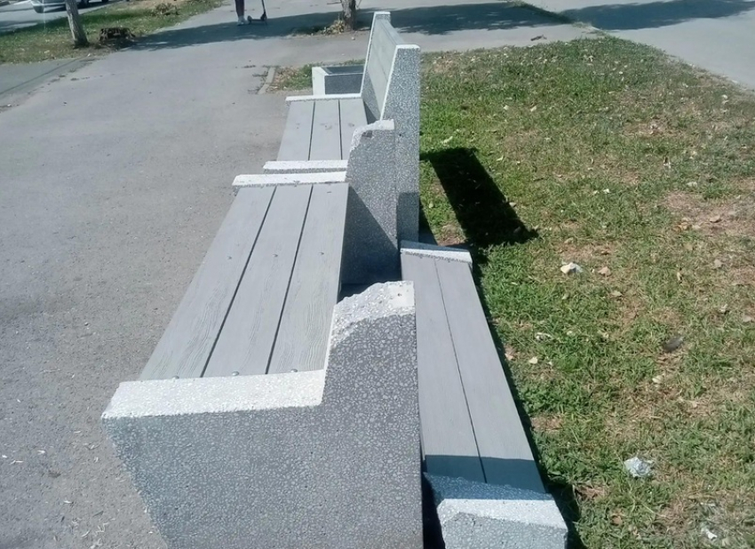 Антивандальную скамейку сломали на улице Ленина алкоскуфы, при  погроме могли присутствовать дети