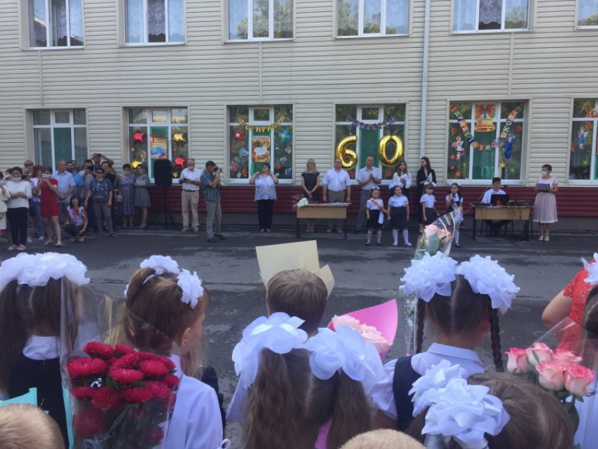 Торжественные линейки только для первых классов начались в школах Волгодонска