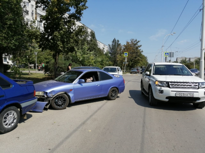 Четыре автомобиля столкнулись в кармане на проспекте Строителей