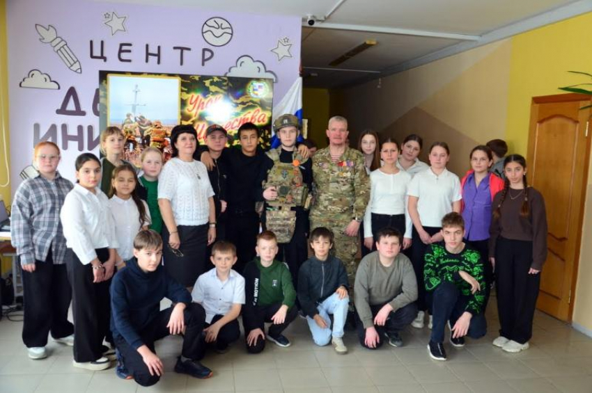 Военный документалист привез в одну из Цимлянских школ экспонаты с передовой